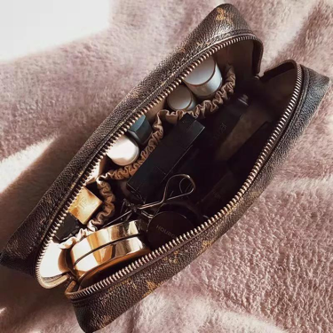 Pochette zippée sur un tissu