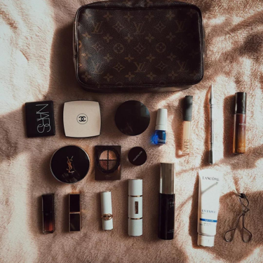 Pochette et accessoires sur un tissu